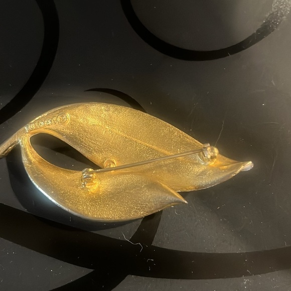 1965 Sarah Coventry White and Gold Pearlized Leaves Brooch Pin - Picture 4 of 8